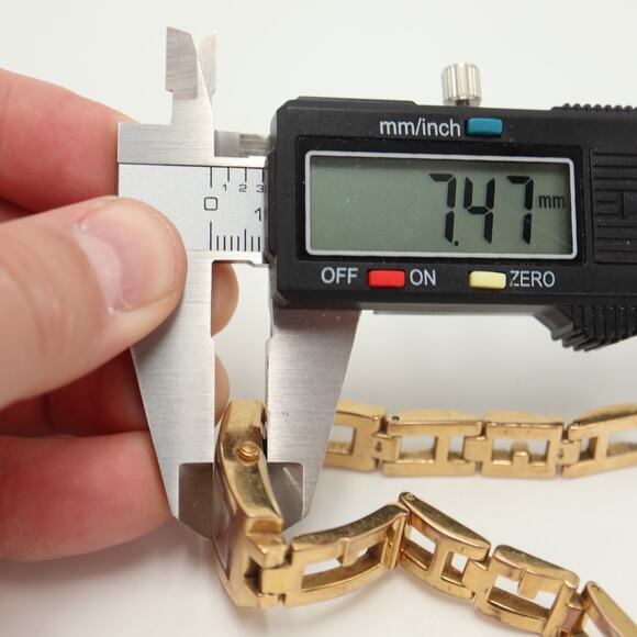 Guess Womens Gold Tone Rectangle 18mm Watch G Link Bracelet w New Battery - Picture 3 of 15